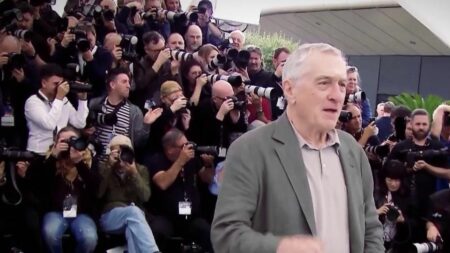 Cinéma : zoom sur la filmographie de Robert de Niro, parrain du cinéma américain
          Robert de Niro, 80 ans, est à l’affiche du dernier film de Martin Scorsese, et il prépare une nouvelle série pour Netflix. Le 20 heures de France 2 s’arrête sur sa filmographie, vendredi 20 octobre.