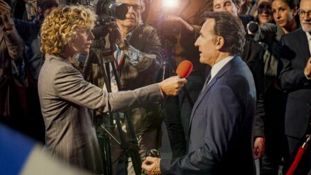 "Second tour" : Albert Dupontel règle joyeusement ses comptes avec la politique en duo avec Cécile de France
          L'auteur-réalisateur-interprète retrouve la verve de ses meilleurs films dans un duo politico-médiatique croustillant.