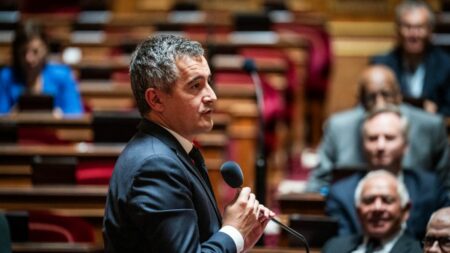 Sénateurs irrités par l’approche de Darmanin sur la loi immigration lors d’un déjeuner inhabituel "La loi ne se fabrique pas autour de tables de déjeuner" : les sénateurs agacés par l'opération séduction de Gérald Darmanin sur la loi immigration
Si les invitations du ministre de l'Intérieur sont régulières, proposer un déjeuner aux 49 sénateurs de la commission des Lois est inhabituel, surtout à quelques jours du vote.