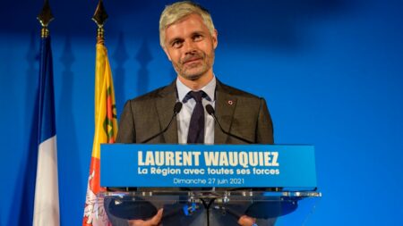 Soupçons d’emplois fantômes au conseil régional Auvergne-Rhône-Alpes liés à Laurent Wauquiez Des soupçons d’emplois fantômes auprès de Laurent Wauquiez au conseil régional Auvergne-Rhône-Alpes
(nouvelle fenêtre)
Laurent Wauquiez a été alerté par les services administratifs du conseil régional d’Auvergne-Rhône-Alpes sur la possible existence d'un "emploi fictif" au sein du personnel. La cellule investigation de Radio France a recensé trois autres emplois qui posent question.