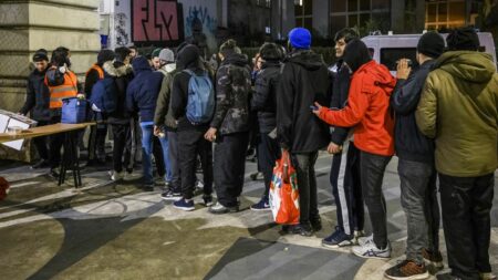 La justice suspend l'interdiction des distributions alimentaires dans le nord de Paris
          La préfecture de Paris avait pris un arrêté le 10 octobre interdisant les distributions alimentaires pendant un mois, dans neuf artères à Paris.