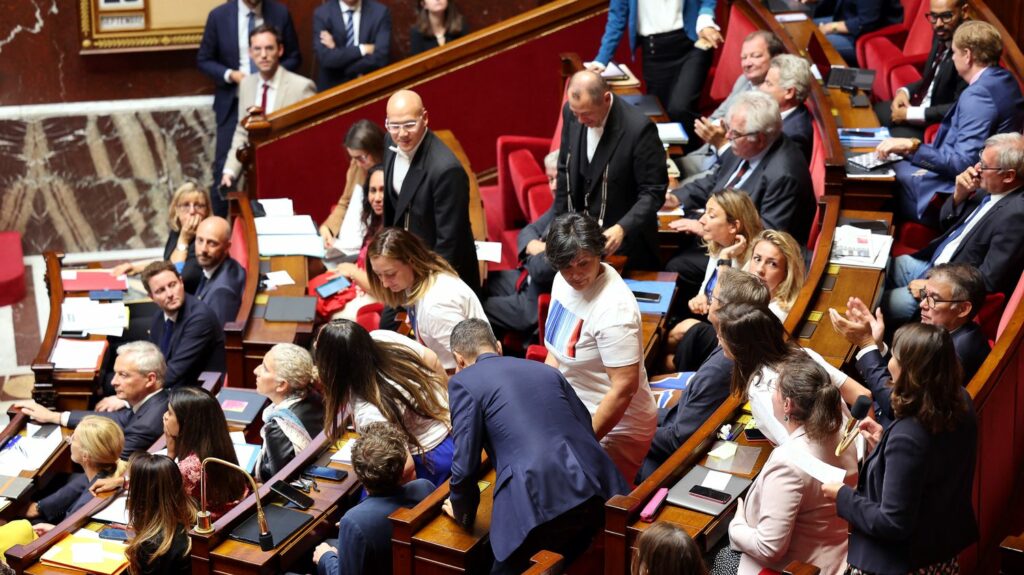Budget 2024 : taxation des superprofits, réduction des prélèvements... les oppositions peaufinent leurs contre-propositions
                  À droite, comme à gauche, pas question de se lancer dans l'élaboration d'un un contre-budget intégral mais les oppositions souhaitent néanmoins présenter des mesures dans les semaines qui viennent.
