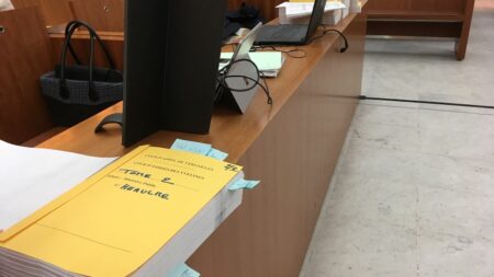 Le tueur en série Francis Heaulme à nouveau mis en examen, pour un meurtre commis en 1989 
    (nouvelle fenêtre)
  
          Déjà condamné à perpétuité pour avoir tué 11 personnes, le tueur en série est soupçonné d’un douzième meurtre, celui de Jean-Joseph Clément, commis en août 1989 dans le Vaucluse. Poursuivi pour cette affaire, Francis Heaulme avait obtenu un non-lieu en 2002. La justice vient de rouvrir le dossier en raison d’éléments nouveaux.