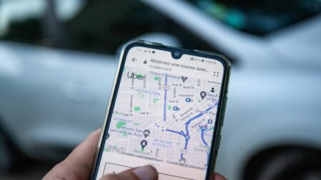 Uber condamné à verser près de 850 000 euros à des taxis pour concurrence déloyale
              Cette condamnation est liée à une ancienne offre, Uberpop, qui permettait de mettre en relation des clients avec des particuliers au volant de leur voiture personnelle.