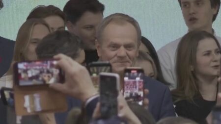 Victoire de l’opposition pro-européenne aux législatives en Pologne : Nouvelle ère confirmée Législatives en Pologne : victoire de l’opposition pro-européenne
Une nouvelle ère débute en Pologne, après la victoire de l’opposition pro-européenne. Les résultats partiels publiés lundi 16 octobre le confirment.