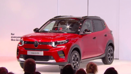 Automobile : la voiture électrique à 100 euros par mois, une promesse difficile à tenir
          Emmanuel Macron avait promis, lors de sa campagne, la voiture électrique à 100 euros par mois. Ce leasing social devrait finalement coûter plus cher que prévu aux automobilistes.
