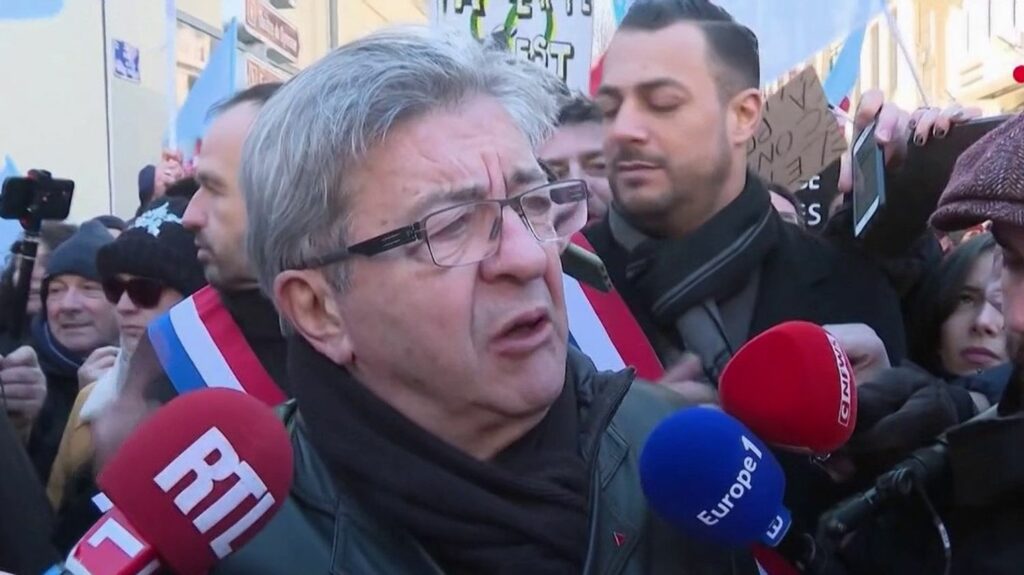 Visite de Yaël Braun-Pivet en Israël : les accusations de Jean-Luc Mélenchon
          La présidente de l’Assemblée nationale était en Israël, hier. Un déplacement qui a été très vivement critiqué par Jean-Luc Mélenchon.