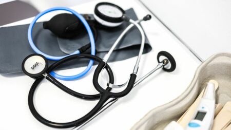 Projet de loi immigration : 3 500 médecins promettent de "désobéir" si l'aide médicale de l'Etat pour les sans-papiers est supprimée
          Parmi les signataires figurent l'urgentiste Patrick Pelloux, la vice-présidente du Collège de médecine générale Julie Chastang et le néphrologue pédiatre Rémi Salomon.