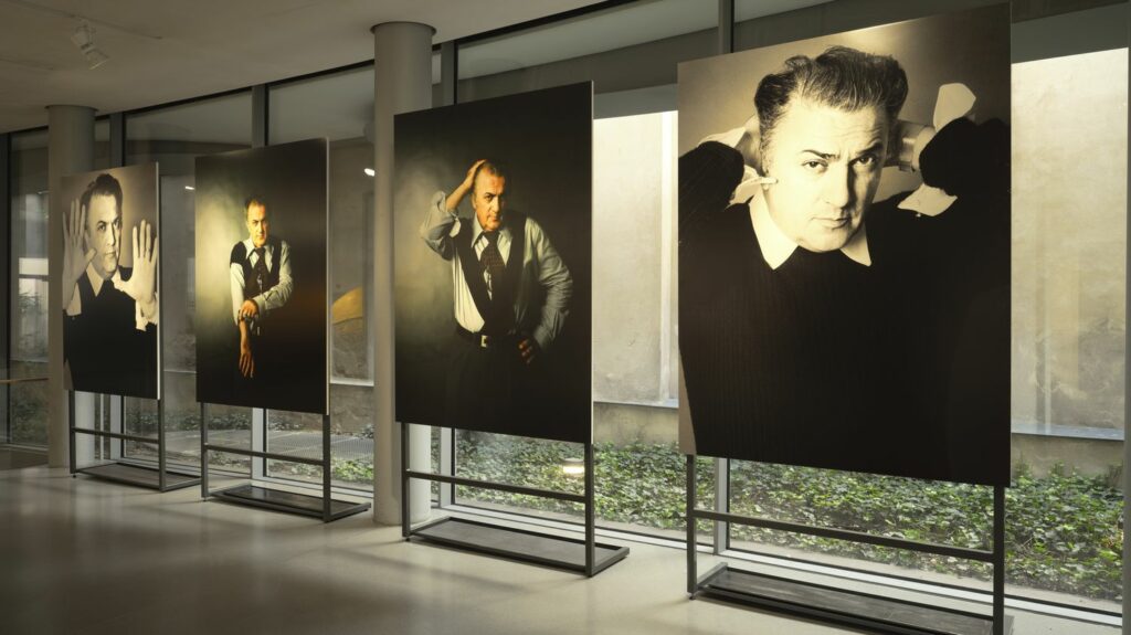 Reportage



  

  
  

      


  

  
    Trente ans après sa mort, Federico Fellini s'expose à Paris
          La fondation Pathé-Jérôme Seydoux accueille l'événement jusqu'à fin janvier, et présente de nombreux textes ou dessins du grand cinéaste italien, réalisateur de "La dolce vita", "La strada" ou "Huit et demi", disparu en 1993.