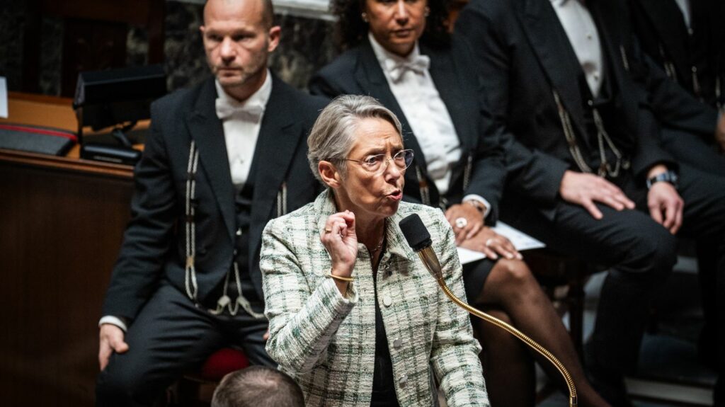 Budget de la Sécurité sociale : Elisabeth Borne dégaine un nouveau 49.3 sur la partie recettes, le 18e depuis sa nomination
          "Le projet de loi de financement de la Sécurité sociale est le cœur même de notre modèle social", a justifié la Première ministre jeudi à l'Assemblée nationale.