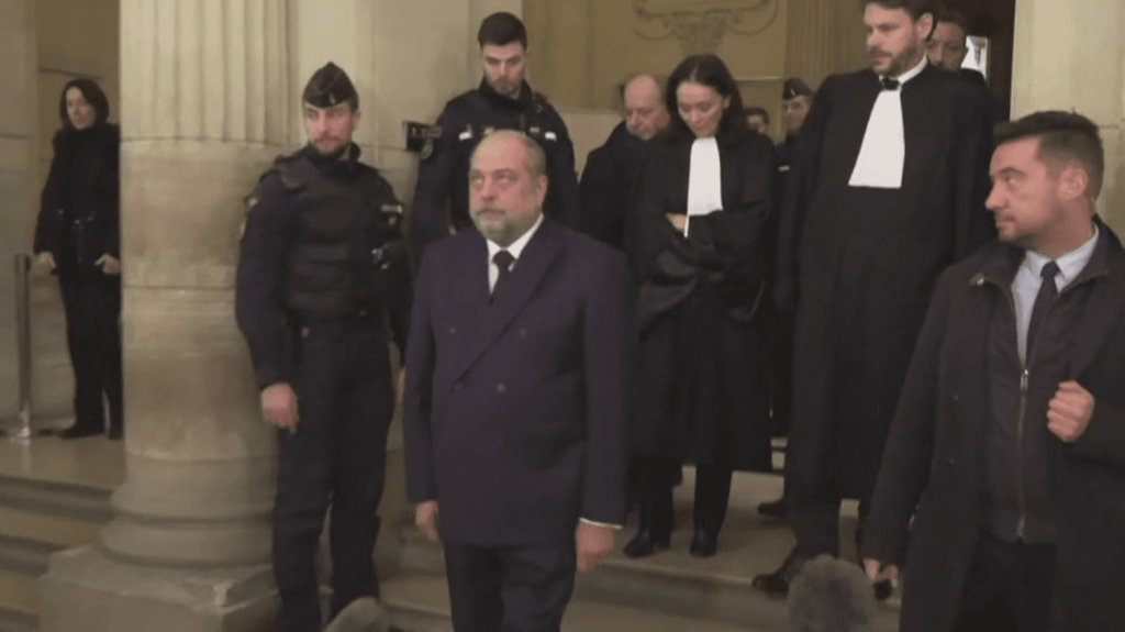 Procès d’Éric Dupond-Moretti : le ministre de la Justice blanchi
          Le ministre de la Justice Éric Dupond-Moretti a été relaxé mercredi 29 novembre. La Cour de justice de la République a jugé qu’il n’était pas coupable de prise illégale d’intérêts, c’est la conclusion d’un procès hors normes.