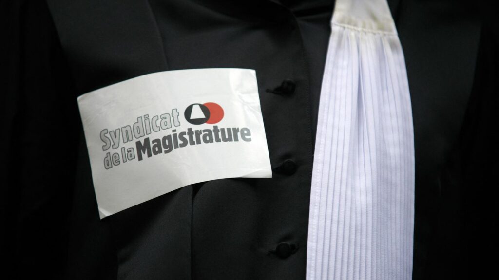 "La loi ne doit pas tout permettre", estime le Syndicat de la magistrature, après la censure partielle par le Conseil Constitutionnel du projet de loi justice
          Le Conseil constitutionnel a censuré l'une des mesures les plus sensibles du projet de loi justice : l'activation à distance des téléphones portables et appareils électroniques pour écouter et filmer à leur insu des personnes visées dans certaines enquêtes.
