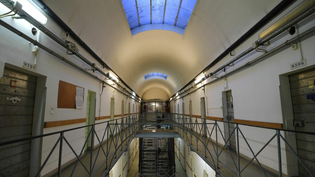 L'Etat condamné pour les "conditions indignes de détention" d'une femme pendant 40 jours à la prison de Mulhouse
          La détenue cohabitait, en 2018, avec quatre autres prisonnières dans une cellule de moins de 12 mètres carrés dans cette maison d'arrêt du Haut-Rhin.