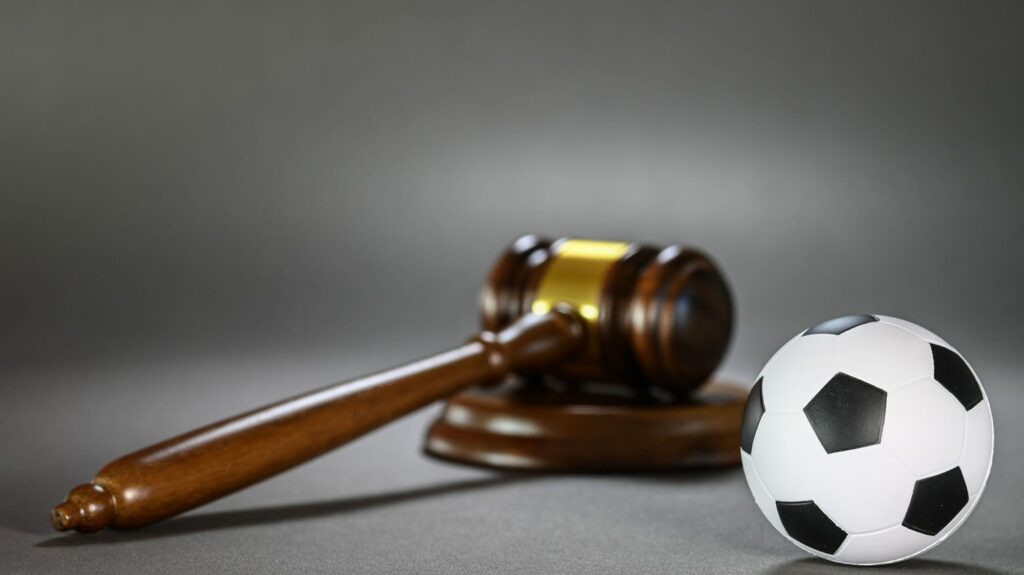 Une ancienne jeune footballeuse fait condamner l'Olympique lyonnais pour "discrimination sexuelle"
          Une ancienne joueuse avait porté plainte, car les jeunes femmes n'avaient pas les mêmes contrats que les jeunes hommes.