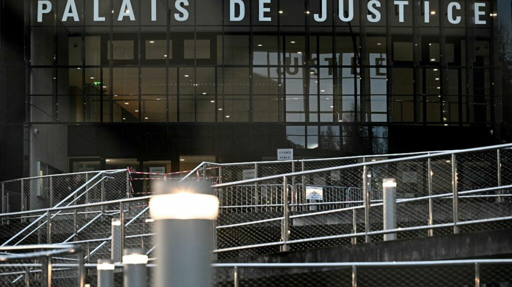 Double meurtre en Ariège : l'infirmière et son ancien amant condamnés à 30 ans de réclusion
          L'infirmière de 61 ans et le garagiste-cascadeur de 53 ans sont accusés d'avoir assassiné, en 2017, l'ex-compagnon de la soignante et sa fille de 18 ans.
