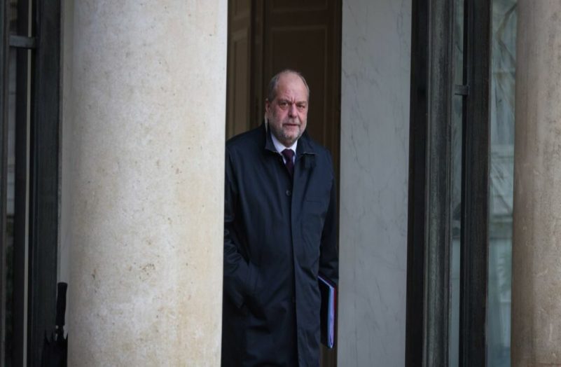 Éric Dupond-Moretti jugé pour conflit d'intérêts : comment le ministre va gérer son temps entre sa fonction et le banc des prévenus
          Éric Dupond-Moretti est jugé à partir de lundi par la Cour de justice de la République, pour des soupçons de prise illégale d'intérêts. Pendant deux semaines, il sera donc justiciable et ministre de la Justice en même temps.