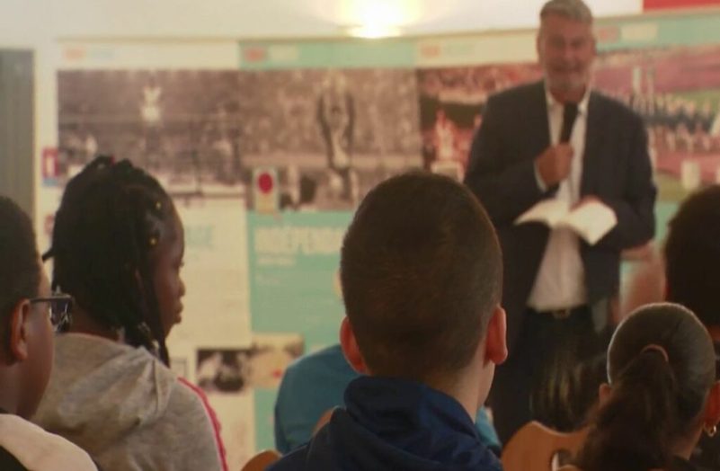 Harcèlement scolaire : des avocats dans les classes pour libérer la parole des collégiens
          Ce jeudi 9 novembre est la Journée nationale contre le harcèlement scolaire. Le 13 Heures s'intéresse à une initiative qui fonctionne pour lutter contre ce fléau qui pousse certains enfants au suicide, la venue d'avocats dans les classes. Certains parviennent avec de bons mots à libérer la parole.
