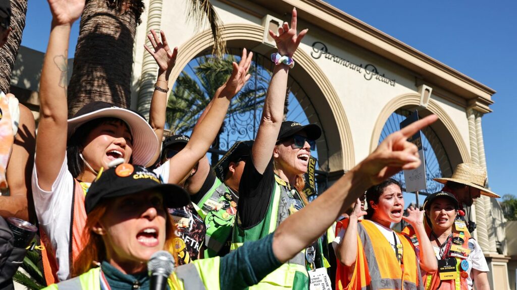 Fin de la grève des acteurs à Hollywood : les conséquences de quatre mois d'arrêt
          Après 118 jours de grève menés à Hollywood par les comédiens de la SAG-Aftra, un accord a été conclu ce mercredi avec l'Alliance des producteurs de cinéma et de télévision (AMPTP). Retour sur les conséquences de cette mobilisation historique.