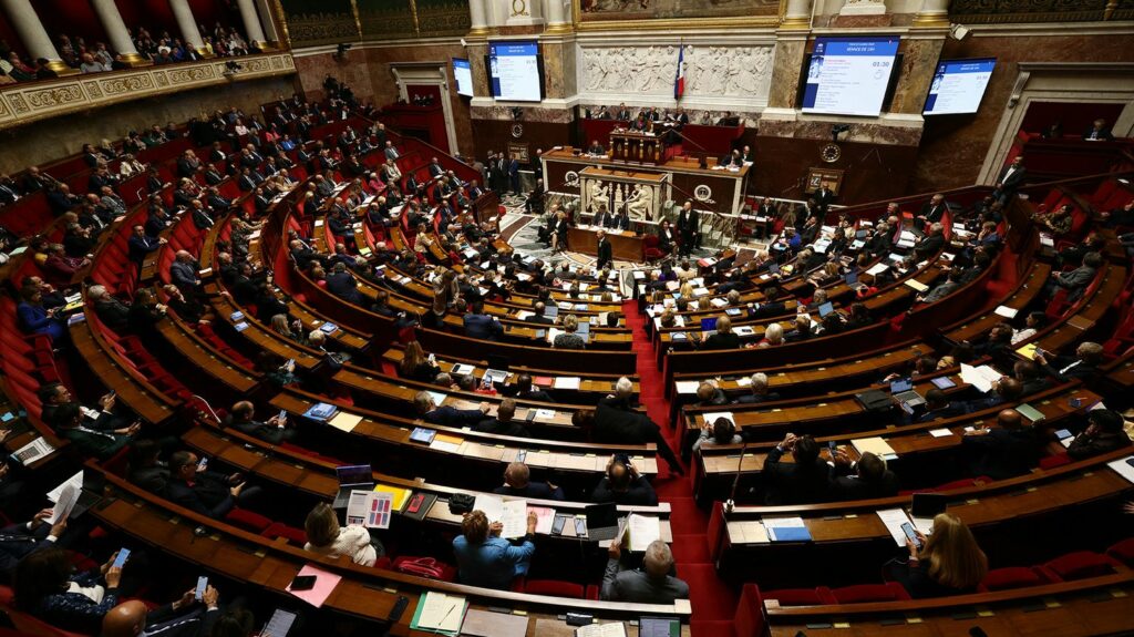 IVG dans la Constitution :  Emmanuel Macron a-t-il les moyens de rassembler suffisamment de voix au Parlement ?
          Sept mois après l'engagement d'inscrire le recours à l'avortement dans la Constitution, le projet de loi sera présenté cette semaine au Conseil d'État. Mais le président de la République va devoir convaincre le Parlement.