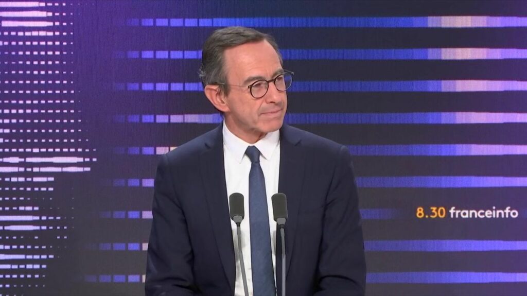 Loi immigration : Bruno Retailleau ne veut "pas de faiblesse" face "au chaos migratoire"
          Le président du groupe LR au Sénat réaffirme son refus de tout compromis sur la régularisation des sans-papiers travaillant dans les métiers en tension.