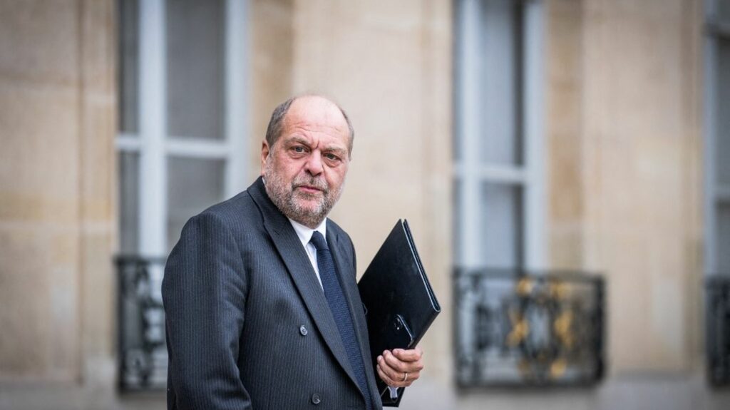 Procès d'Eric Dupond-Moretti : "C'est une infamie", déclare le ministre de la Justice devant la CJR
          Le garde des Sceaux, ancien avocat surnommé "Acquittator", est jugé devant la Cour de justice de la République à partir de lundi : il lui est reproché d'avoir fait primer son intérêt particulier sur l'intérêt public dont il a la charge.