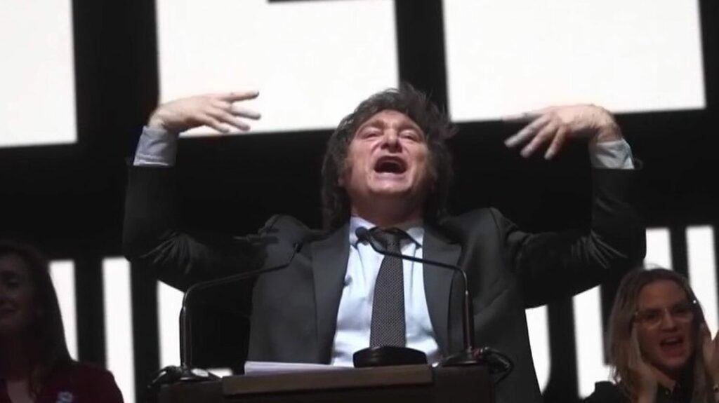 Argentine : Javier Milei élu président à l’issue d’une campagne choc
          Déjouant tous les sondages, l’ancien économiste Javier Milei a été élu président, en Argentine. Le fan de Donald Trump est un ultralibéral qui compte bien dégager la classe politique.