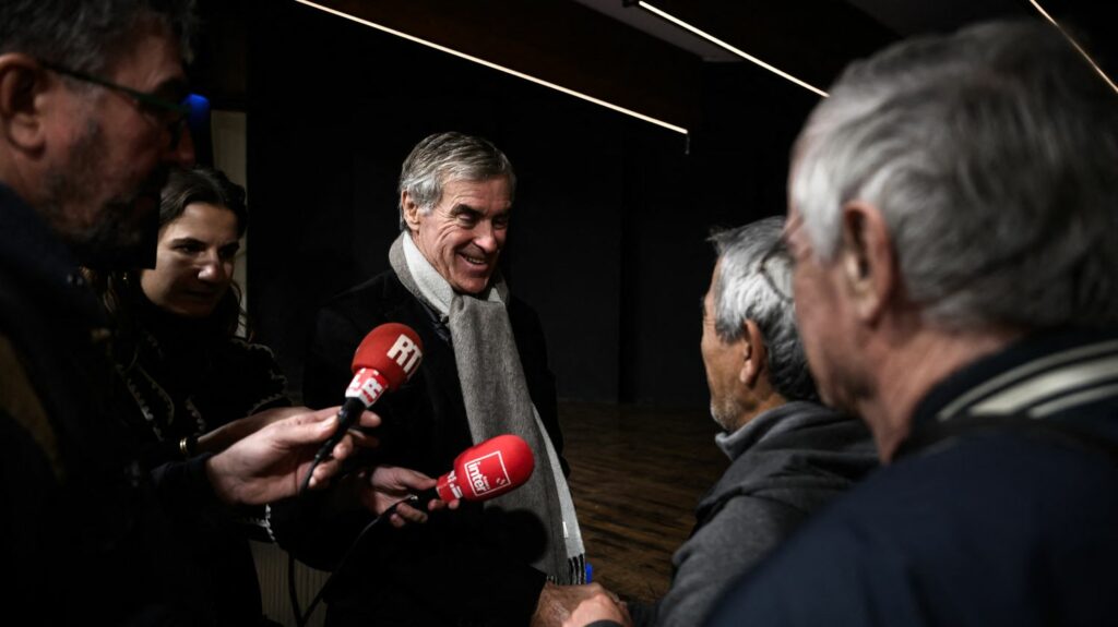 L'ancien ministre Jérôme Cahuzac accuse François Hollande d’avoir menti aux Français sur la courbe du chômage 
          Selon Jérome Cahuzac, invité de France Inter, l'ancien président de la République, François Hollande, a contribué à la défiance des Français vis-à-vis des politiques.