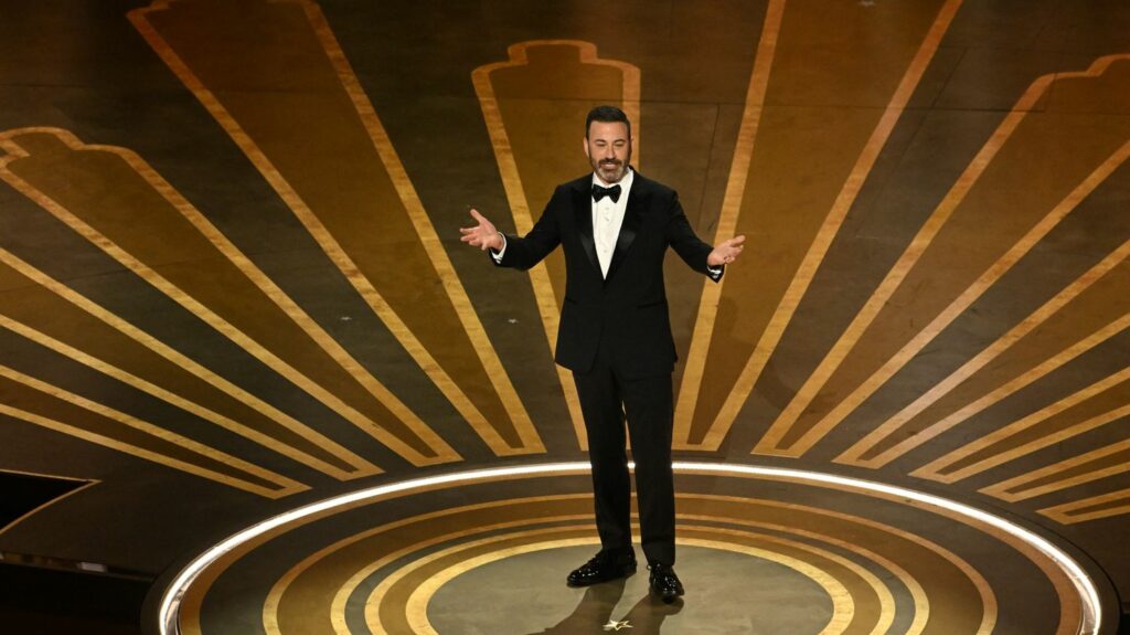 Oscars 2024 : l'animateur Jimmy Kimmel présentera la cérémonie pour la quatrième fois
          L'humoriste Jimmy Kimmel présentera la 96e cérémonie des Oscars pour la quatrième fois, ont annoncé les organisateurs de la plus prestigieuse des cérémonies de Hollywood, qui aura lieu le 10 mars.
