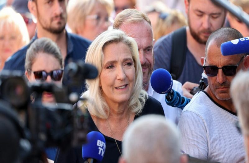 ÉDITO. Marche contre l'antisémitisme : le RN a-t-il sa place ?
          La présence à la marche contre l'antisémitisme prévue dimanche 12 novembre de Jordan Bardella et Marine Le Pen met mal à l'aise nombre de partis et de personnalités. L'histoire de leur parti pèse toujours sur leur image et l'antisémitisme reste un point crucial.