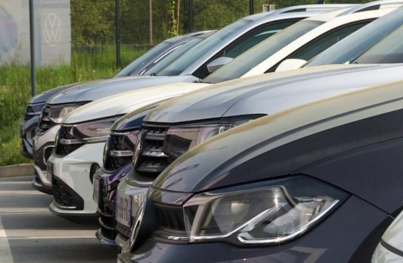Automobile : la location de voiture en leasing est-elle plus avantageuse que l'achat ?
          Les ventes de voitures neuves ont bondi en France avec une hausse de 21,9 % en octobre 2023 par rapport à octobre 2022. Toutefois, les Français changent leur habitude et s'orientent de plus en plus vers la location, avec ou sans option d'achat, de véhicule.