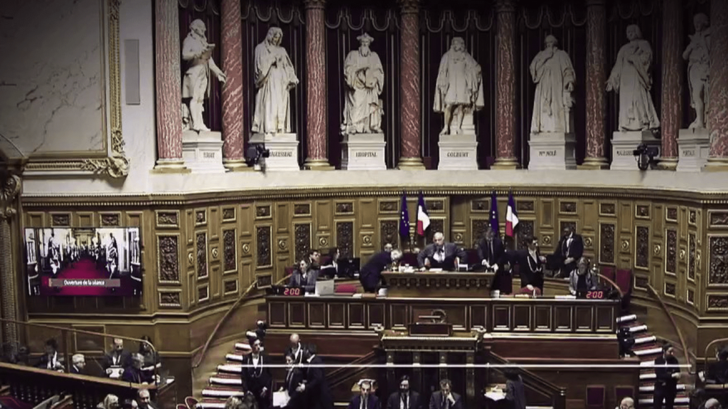 Loi immigration : le projet divise chez les politiques
          Les débats sur la loi immigration vont s’ouvrir au Sénat à partir du lundi 6 novembre. C'est la 27ème loi depuis 1981. Qu'en pense la majorité ?