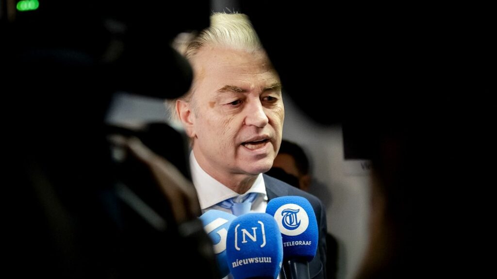 Pays-Bas : après sa victoire aux élections législatives, l'extrême droite en difficulté pour former une coalition gouvernementale
          Les négociations en vue de former une coalition gouvernementale sont dans l'impasse, après la démission de Gom van Strien, chargé de les conduire.