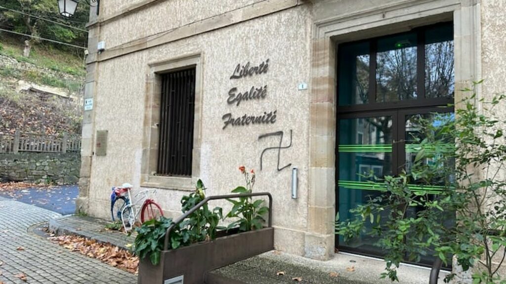 Hérault : des croix gammées et des tags haineux envers Emmanuel Macron découverts à Lunas, la mairie a porté plainte
          La mairie de Lunas dans l'Hérault a porté plainte après la découverte, ce mardi, de croix gammées et de tags visant Emmanuel Macron.