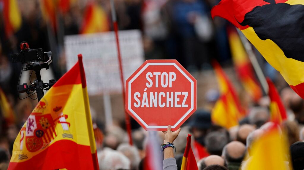 Espagne : pour conserver le pouvoir, le Premier ministre fait un pas vers les indépendantistes catalans
          En difficulté pour obtenir une majorité, Pedro Sanchez se déclare désormais favorable à une amnistie pour certains activistes catalans. Cette concession provoque la fureur de la droite et de l’extrême droite.