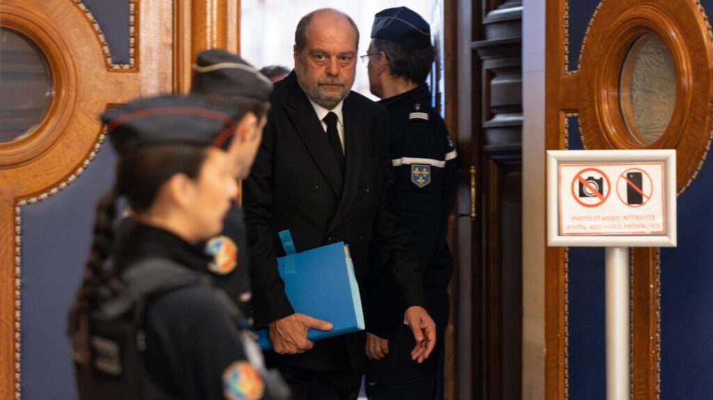 ÉDITO. Le procès d'Éric Dupond-Moretti démarré dans une ambiance de duel va-t-il décrédibiliser l'institution ?
          Le procès d’Éric Dupond-Moretti devant la Cour de Justice de la République s’est ouvert lundi 6 novembre dans une atmosphère électrique et va durer encore dix jours. Il risque jusqu'à cinq ans d’emprisonnement et 500 000 euros d’amende pour deux prises illégales d’intérêts.