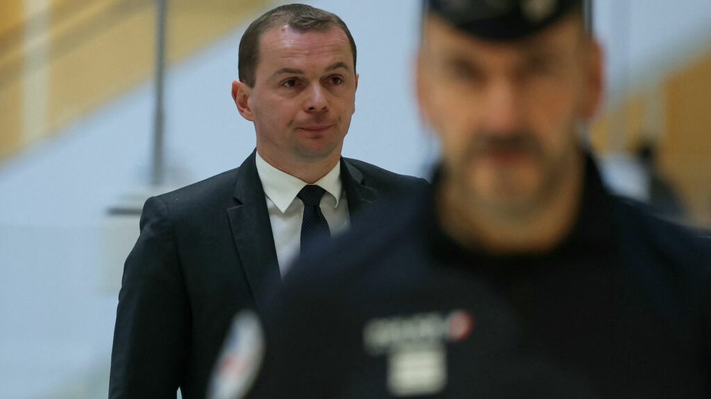 "Je viens pour démontrer ma bonne foi" : le procès pour favoritisme du ministre du Travail, Olivier Dussopt, s'est ouvert à Paris
          Le ministre est cité à comparaître devant le tribunal correctionnel de Paris pour communication d'informations privilégiées concernant un appel d'offres, au profit du groupe de traitement de l'eau Saur.