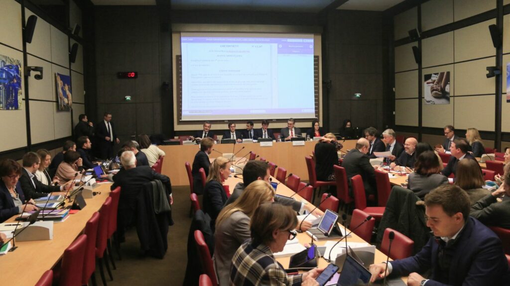 Projet de loi immigration : les députés rétablissent en commission l'aide médicale d'Etat
          Le rapporteur du projet de loi, Florent Boudié (Renaissance), a souligné qu'il s'agissait d'une question relevant de la "santé des individus", mais aussi d'une "question de santé collective".
