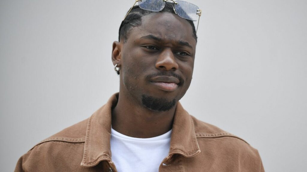 Poursuivi sur l'autoroute par des braqueurs, le rappeur Tiakola percute un commissariat et finit en garde à vue
          Le chanteur, qui tentait de rejoindre le poste de police de Noisy-le-Grand (Seine-Saint-Denis), a indiqué aux enquêteurs qu'il transportait 25 000 euros dans son véhicule.