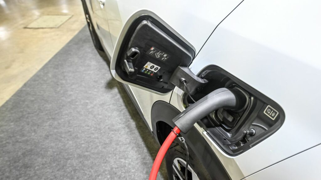 La voiture électrique se démocratise-t-elle réellement ? "Je crois qu'on est en train de prendre un virage absolument gigantesque" estime le sociologue Jean Viard
          C'est devenu plus qu'un phénomène de mode, l'essor de la voiture électrique est désormais une nécessite. Mais le prix de ces nouveaux véhicules dissuade de nombreux automobilistes.