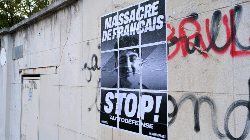 Ultradroite : "Il y a un changement de rapport à la violence de rue, mais aussi à la violence terroriste", selon un spécialiste
          L'extrême droite radicale multiplie ses actions violentes après plusieurs faits divers. Selon Emmanuel Casajus, docteur en sociologie et spécialiste de l'extrême droite radicale, la nouvelle génération de militants est "mieux organisée et plus motivée".
