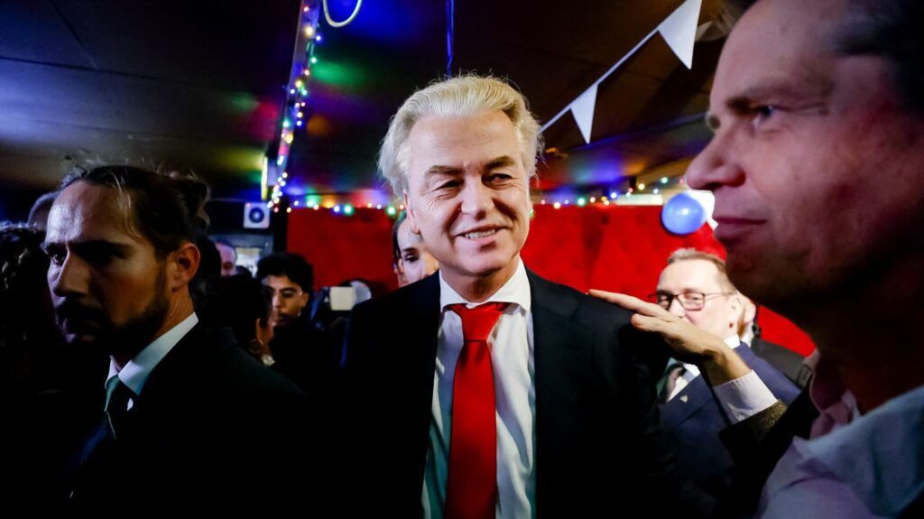 Élections législatives Pays-Bas : quel impact va avoir la victoire de l'extrême droite  ?
          Séisme politique aux Pays-Bas où l'extrême-droite s'impose à l'issue des législatives anticipées qui se tenaient mercredi. Le parti anti-immigration et anti-europe de Geert Wilders obtient environ 35 députés sur 150.