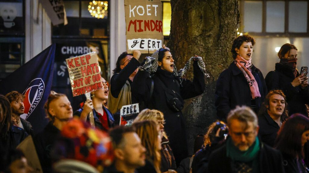 Reportage



  

  
  

      

  

  
    "J'ai peur pour les libertés" : aux Pays-Bas la victoire de l'extrême droite aux législatives ne laisse pas indifférent
          Le leader d'extrême droite, Geert Wilders a remporté les élections législatives mercredi. Son Parti de la liberté, anti européen et anti islam, compte désormais 37 sièges sur 150. Dans les rues d'Amsterdam, les réactions sont mitigées.