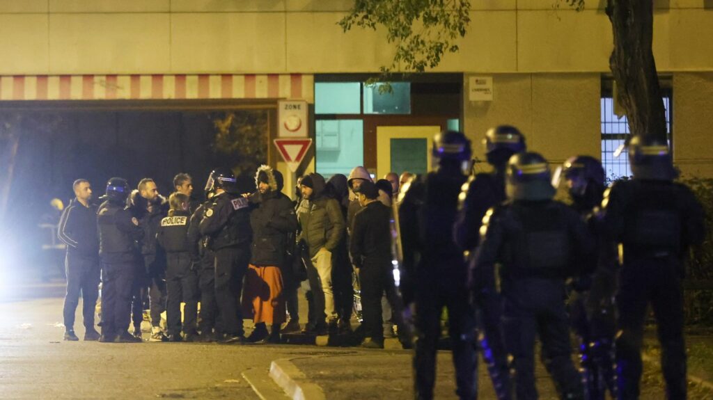 Mort de Thomas à Crépol : ce que l'on sait des violences survenues à Romans-sur-Isère lors d'une action de membres de l'ultradroite
          Des dizaines de membres de cette mouvance ont tenté de pénétrer samedi soir dans un quartier populaire de cette ville, dont sont originaires des jeunes suspectés d'être impliqués dans la mort du lycéen de 16 ans. Vingt-quatre personnes ont été placées en garde à vue.