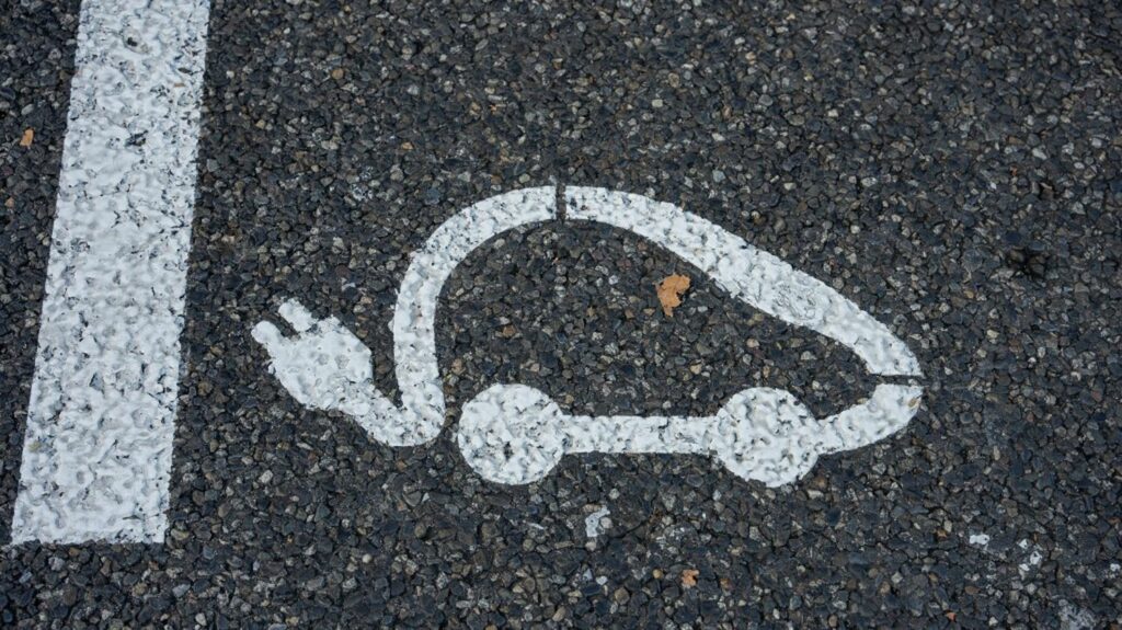Automobile : la part des voitures électriques baisse sur le marché européen
          Les véhicules 100% électriques représentent 14,2% du marché du vieux continent, selon les chiffres publiés mardi. Ils dépassent pour la première fois le diesel (12%).