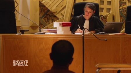 Vidéo



  

  
  

      


  

  
    "Le but, c'est qu'il n'y ait pas de récidive" : à Clermont-Ferrand, les violences conjugales sont jugées à part, dans une chambre pénale spécialisée
          Comment juger les auteurs de violences conjugales ? Au tribunal de Clermont-Ferrand, un pôle spécialisé prend le temps d'assister les victimes, mais aussi de miser sur la pédagogie pour prévenir la récidive. Comment fonctionne-t-il ? Extrait d'un reportage diffusé le 23 novembre 2023 dans "Envoyé spécial".
