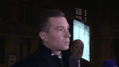 Abandon du référendum sur l’immigration : Rencontre Macron/opposition à Saint-Denis Rencontre de Saint-Denis : vers un abandon du référendum sur l'immigration
Au terme de discussions entre Emmanuel Macron et certains partis d'opposition à Saint-Denis (Seine-Saint-Denis), vendredi 17 novembre, l'hypothèse d'un référendum sur l'immigration semble avoir été écartée. Certains partis avaient décliné l'invitation du président.