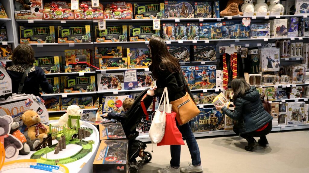 Pouvoir d'achat : une aide exceptionnelle de Noël de 115 à 200 euros en faveur des familles monoparentales
          Cette aide, obtenue par les députés socialistes, "concerne 800 000 personnes", a précisé le député Philippe Brun, cela correspond le "nombre de gens qui vivent sous le seuil de pauvreté et qui ont un enfant à leur charge".