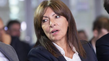 Anne Hidalgo prépare sa contre-attaque en Polynésie face à un Conseil de Paris tendu après son voyage Anne Hidalgo en Polynésie : alors que le Conseil de Paris s'annonce tendu, la maire de Paris prépare sa contre-attaque
Les oppositions n'ont toujours pas digéré le voyage de la maire de Paris en Nouvelle-Calédonie et à Tahiti. "Alors qu'Anne Hidalgo boucle sa ceinture d'avion, les Parisiens se serrent la ceinture", lance ainsi un élu parisien, avant le Conseil de ce mardi.