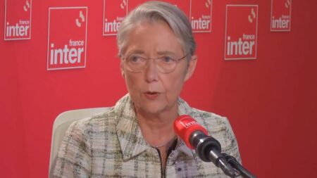 Antisémitisme : Elisabeth Borne appelle à s’élever et promet intransigeance nationale Antisémitisme : "Il est important qu'un maximum de voix s'élèvent pour dire qu'il n'a pas sa place dans notre pays", appelle Élisabeth Borne
"On sera intraitable, on ne laissera rien passer", promet la Première ministre.