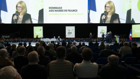 Témoignages



  

  
  

      

  

  
    "La démocratie a un prix" : au Congrès des maires, les élus espèrent une revalorisation de leur indemnité
          La Première ministre, qui prononcera un discours en clôture du Congrès des maires, pourrait aussi faire des annonces autour de la création d'un statut spécifique pour les élus.